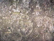 Pierre orne d'un G majuscule en relief sur un mur du chteau de Pompadour